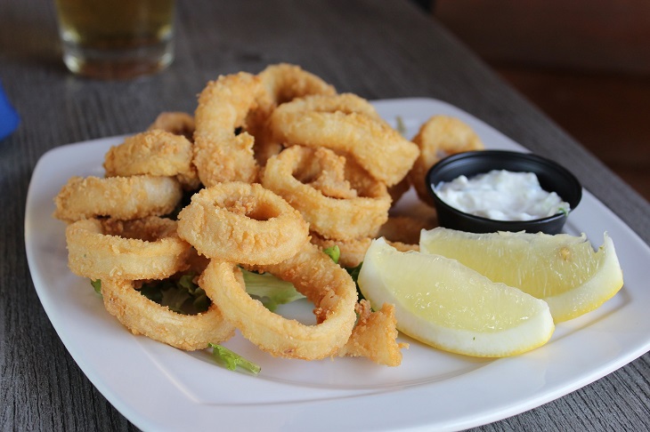 Fried squid rings with tartar sauce