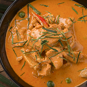 Thai Suppe mit rotem Curry, Kokosmilch und Hähnchen