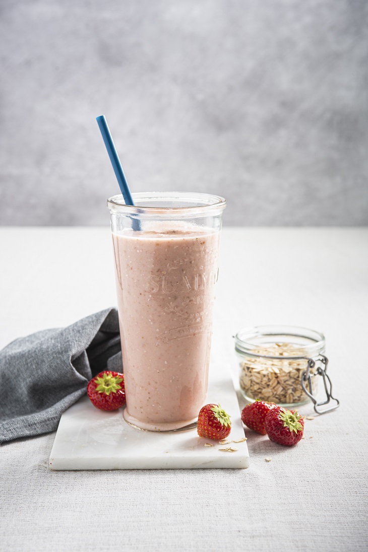 Smoothie on the go with strawberry and oatmeal