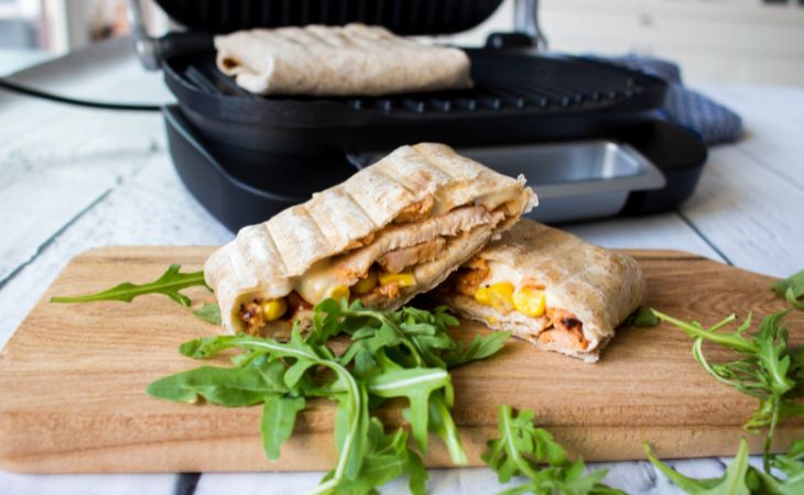 Grilled wraps with chicken, emmentaler, corn and onion