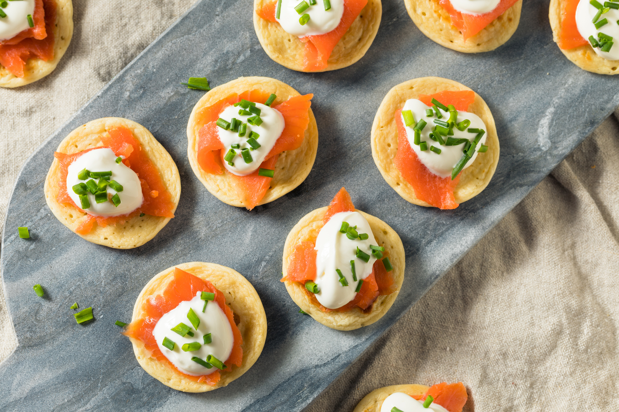 WaffleTastic® Blini's met gerookte zalm, zure room en dille