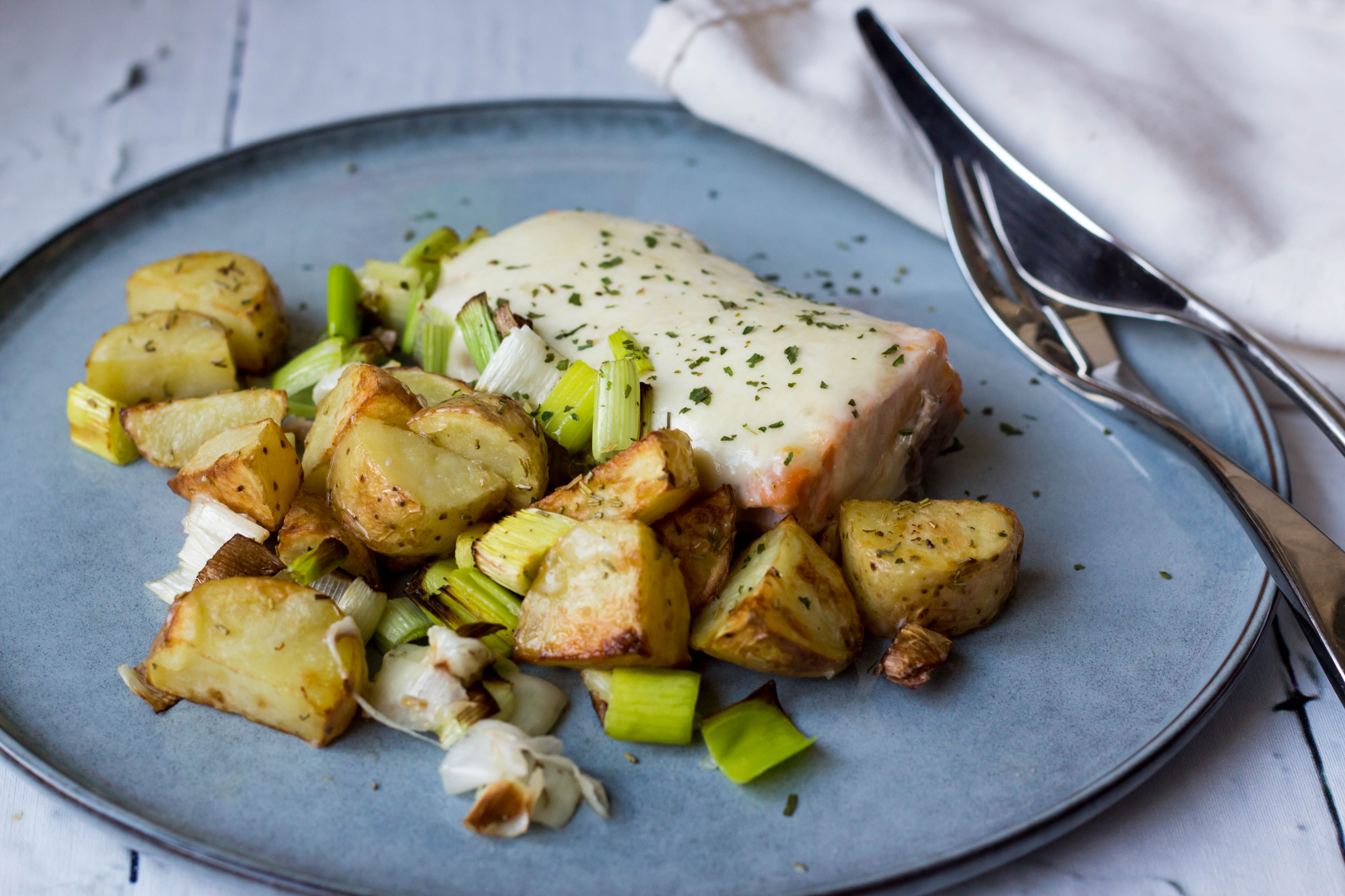 Potatoes in skin with salmon fillet, mozzarella and leeks